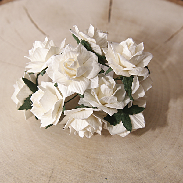 Букет роз с острыми лепестками. Цвет молочный белый