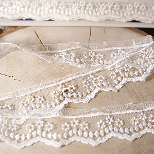 Кружево на сетке 3 см "3 цветочка", цвет молочный белый