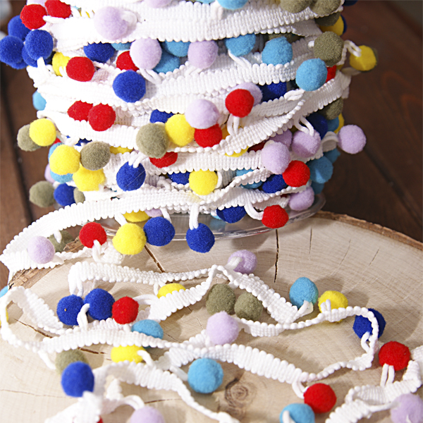 Тесьма с разноцветными помпонами