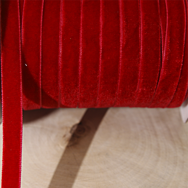 Лента бархатная 9 мм. Цвет красный