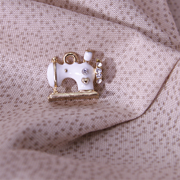 Подвеска металлическая "Швейная машинка", цвет белый с золотым