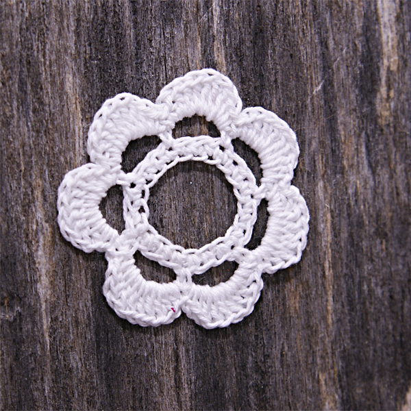 Цветок вязаный ручной работы (под топс), диаметр 3,5 см