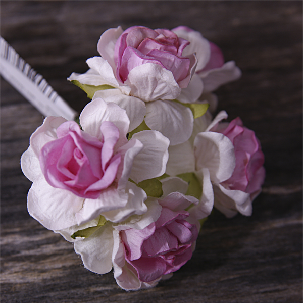 Букет роз 4 смс тиснёнными лепестками, цвет белый с розовой серединкой