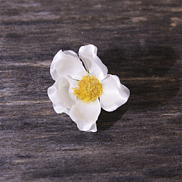 Цветок магнолии тканевый , молочный с жёлтым центром