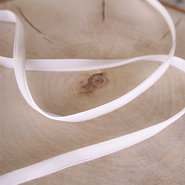 Лента бархатная 6 мм Цвет белый.