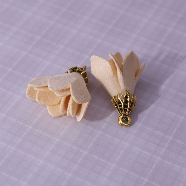 Кисточка замшевая - цветочек, цвет кремовый (612-2)