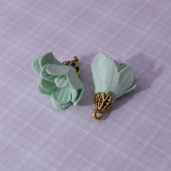 Кисточка замшевая - цветочек, цвет мятный (612-4)