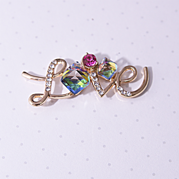 Укрешение металлическое "LOVE со стразовыми камнями". Цвет золотой