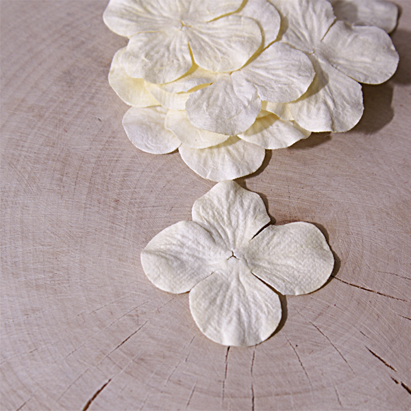 Гортензия 4 см, цвет нежный жёлтый