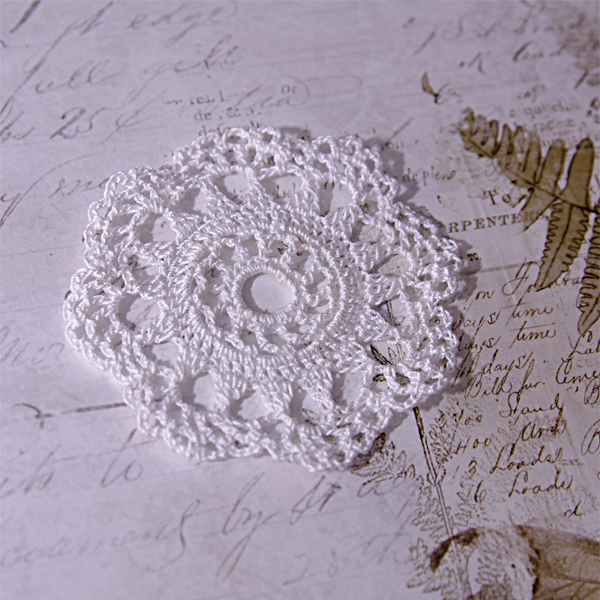 Салфетка ажурная ручной работы, цвет белый, диаметр 7 см