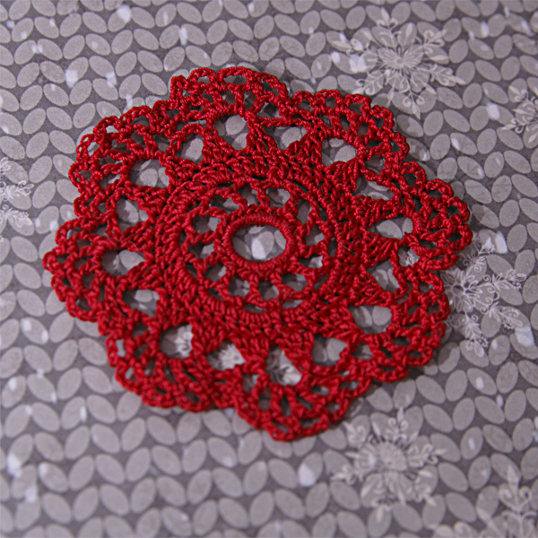 Салфетка ажурная ручной работы, цвет красный, диаметр 7 см