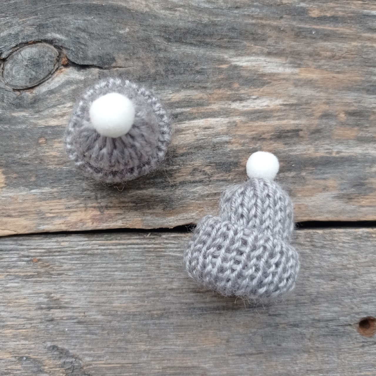 Шапочка вязаная С ПОМПОНОМ Серая