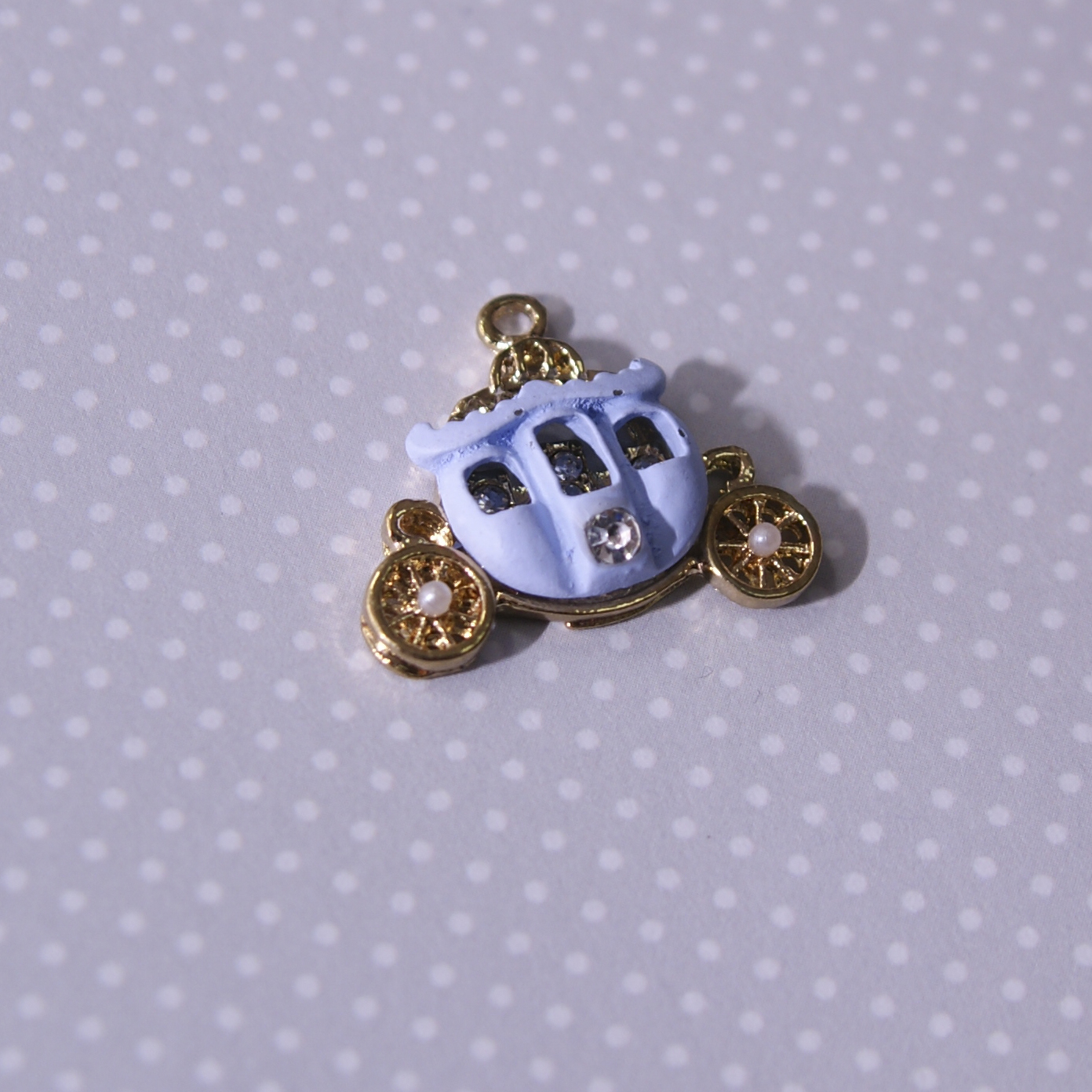 Подвеска металлическая "Карета сиреневая" со стразами (389)