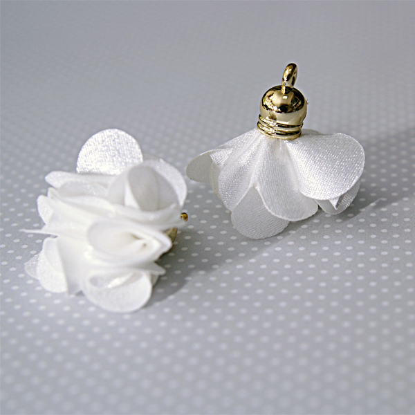 Подвеска - тканевый цветочек, цвет белый (613-3)