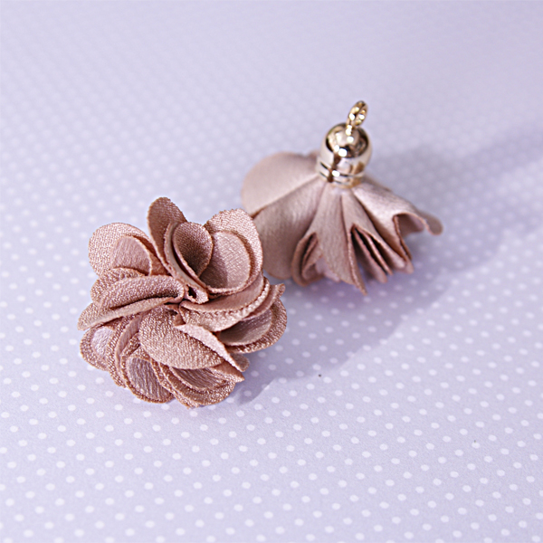 Подвеска - тканевый цветочек, цветкофе с молоком (613-6)