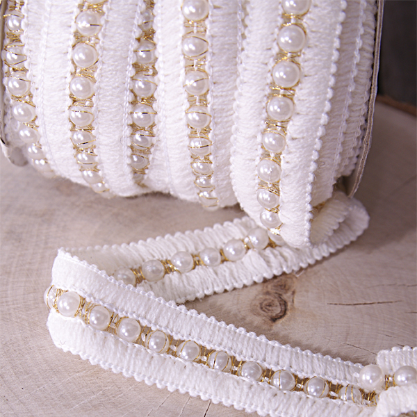 Тесьма 2,5 см с бусиной в центре, цвет молочный