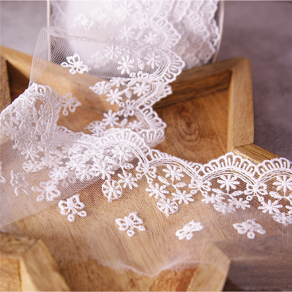 Кружево на сетке 7 см "Цветы и бабочки", цвет белый