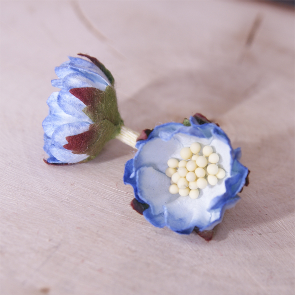 Цветок шиповника, цвет голубой с голубыми кончиками 1 шт