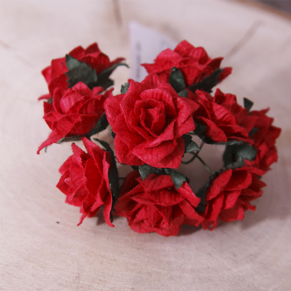 Букет роз с острыми лепестками. Цвет красный