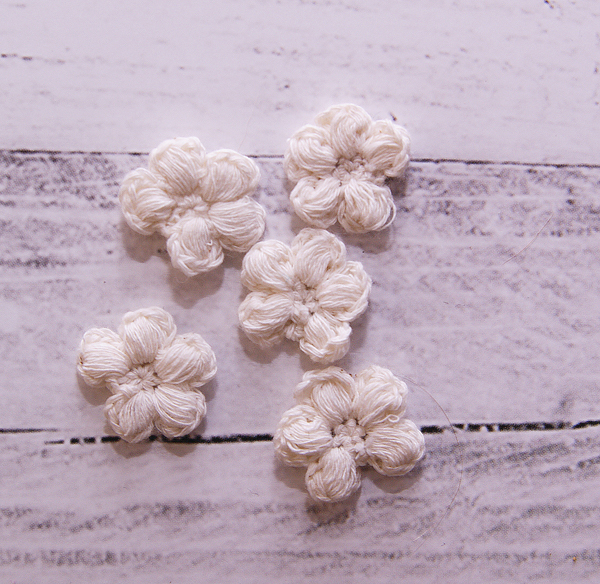 Набор цветочков Puffy вязаных ручной работы 2 см, цвет кремовый