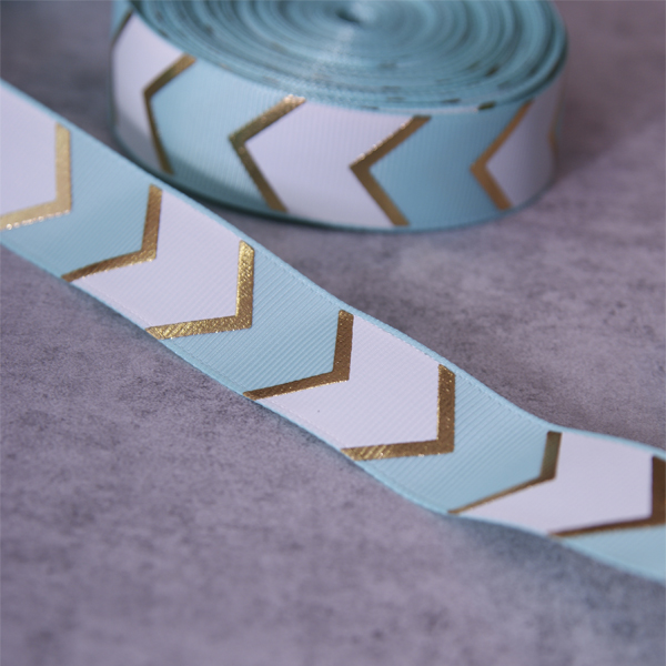 Лента репсовая 23 мм "бело-золотые стрелы на мятном",