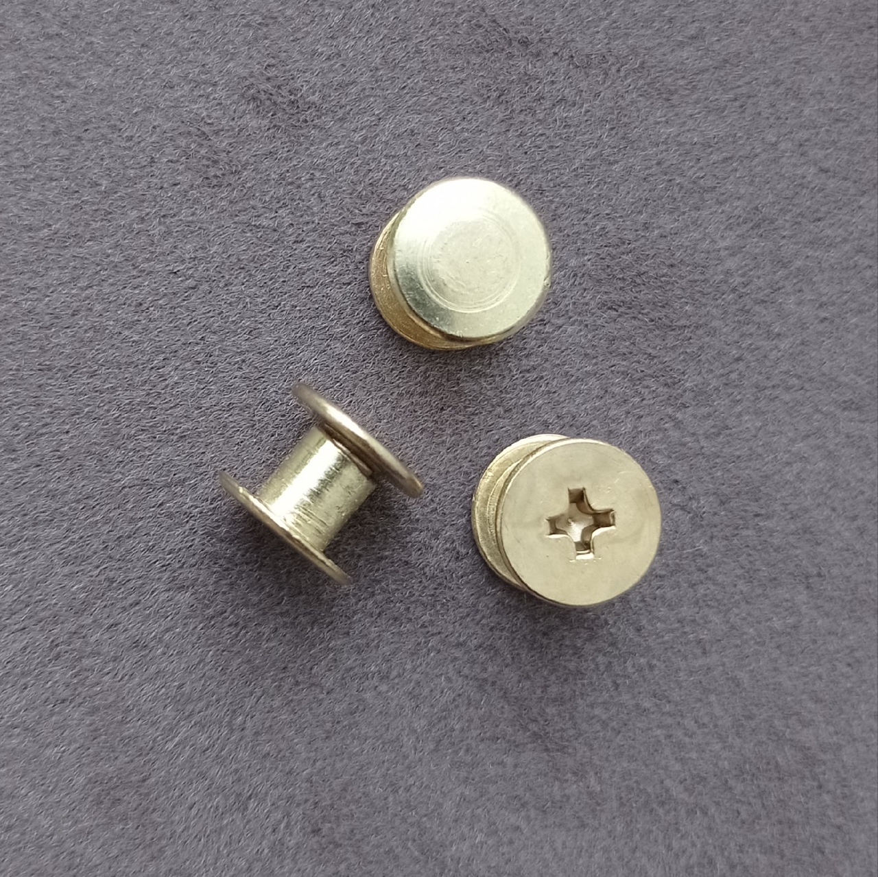 Болтик 5,5 мм. Цвет золотой