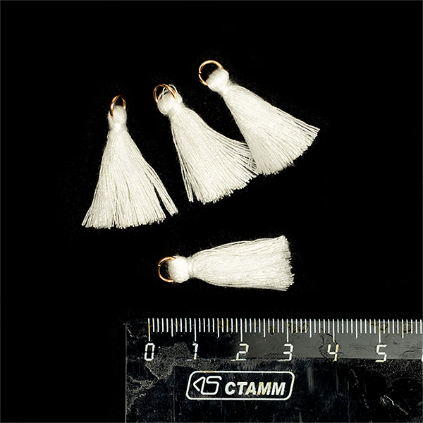 Кисточка 20 мм из ниточек , белая (694)