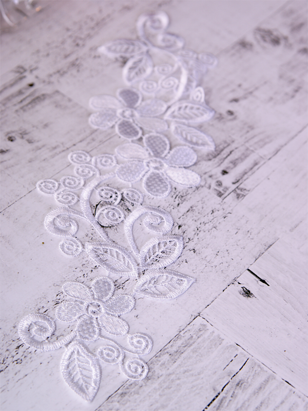 Кружевной элемент "Цветы с листочками и завитками", белый