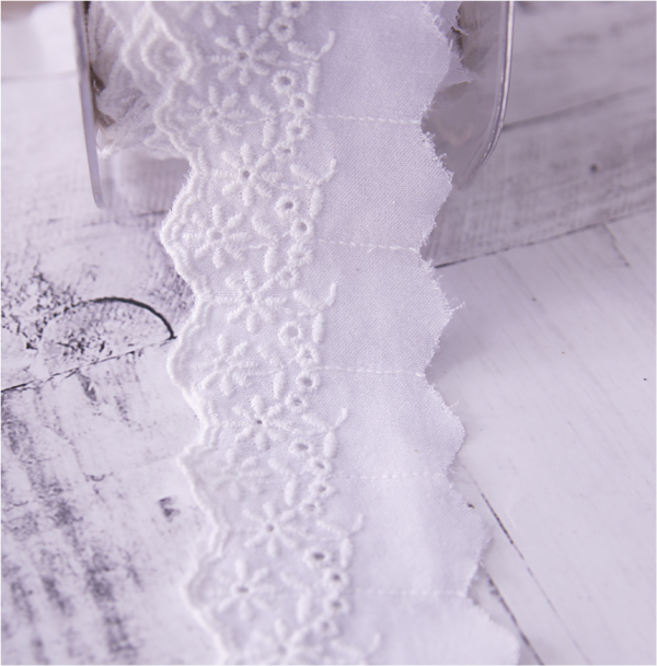 Шитьё хлопковое 4,5 см "Цветочки", цвет белый