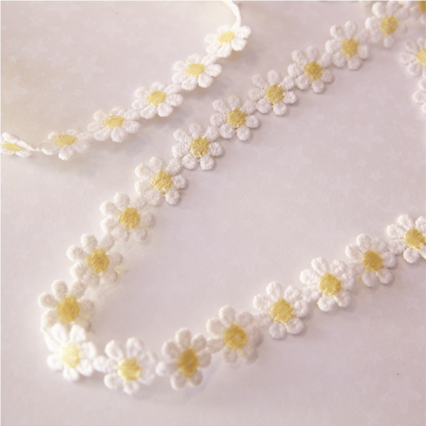 Кружево гипюрное 1,4 см "Маргаритки", белый с жёлтым