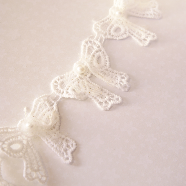 Кружево 4 см "Бантики с бусинкой", цвет белый