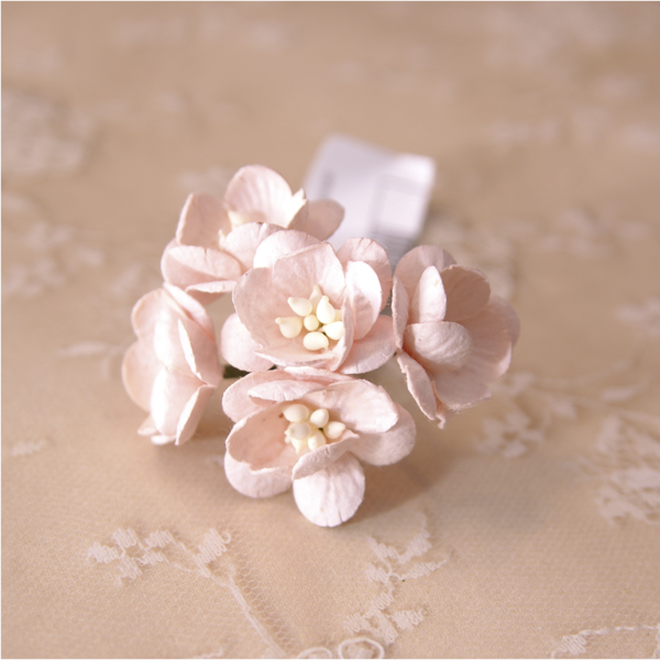 Букет "Цветы вишни 2,5 см". Цвет бледный персиковый