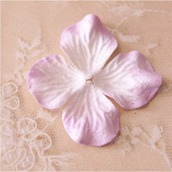 Гортензия 4 см, цвет белый с розовыми кончиками