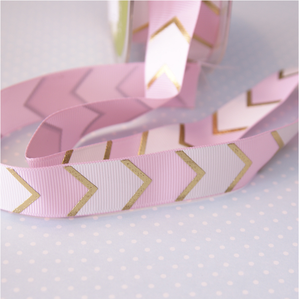 Лента репсовая 23 мм "бело-золотые стрелы на розовом",