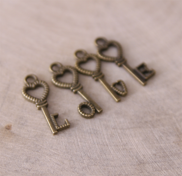 Набор из 4-х ключиков "LOVE". Цвет античный бронзовый (716)