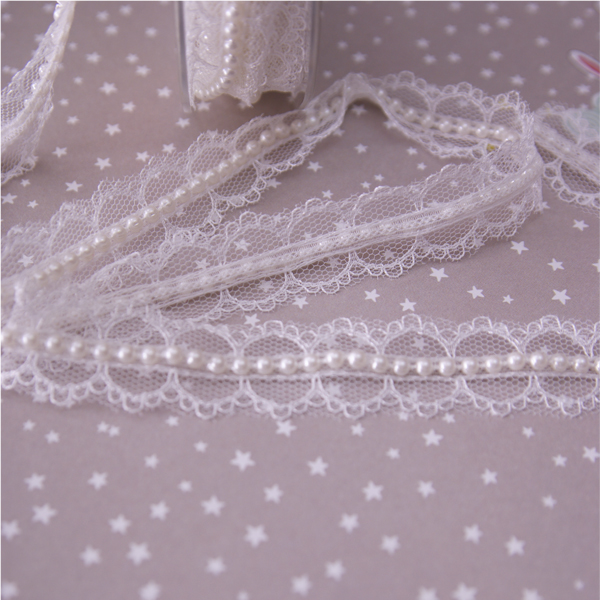 Кружево 2,4 см с бусиной в центре, цвет молочный