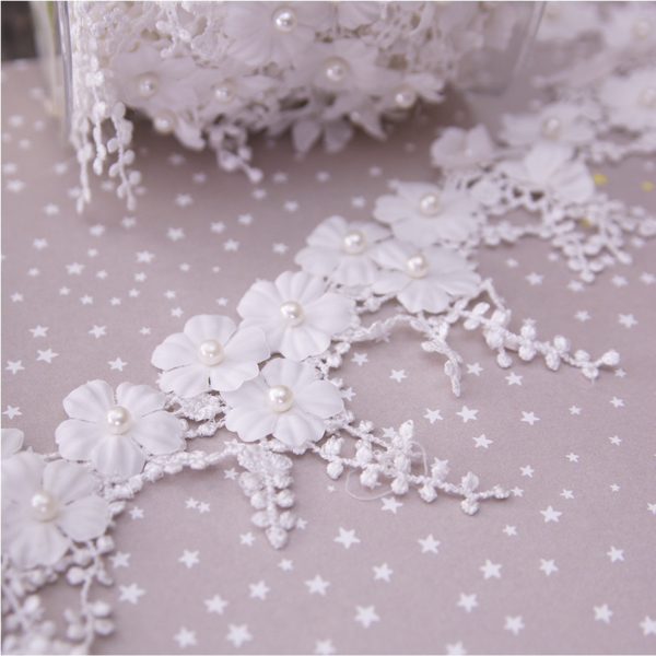 Кружево 7 см с тканевыми цветочками с бусинами , цвет белый
