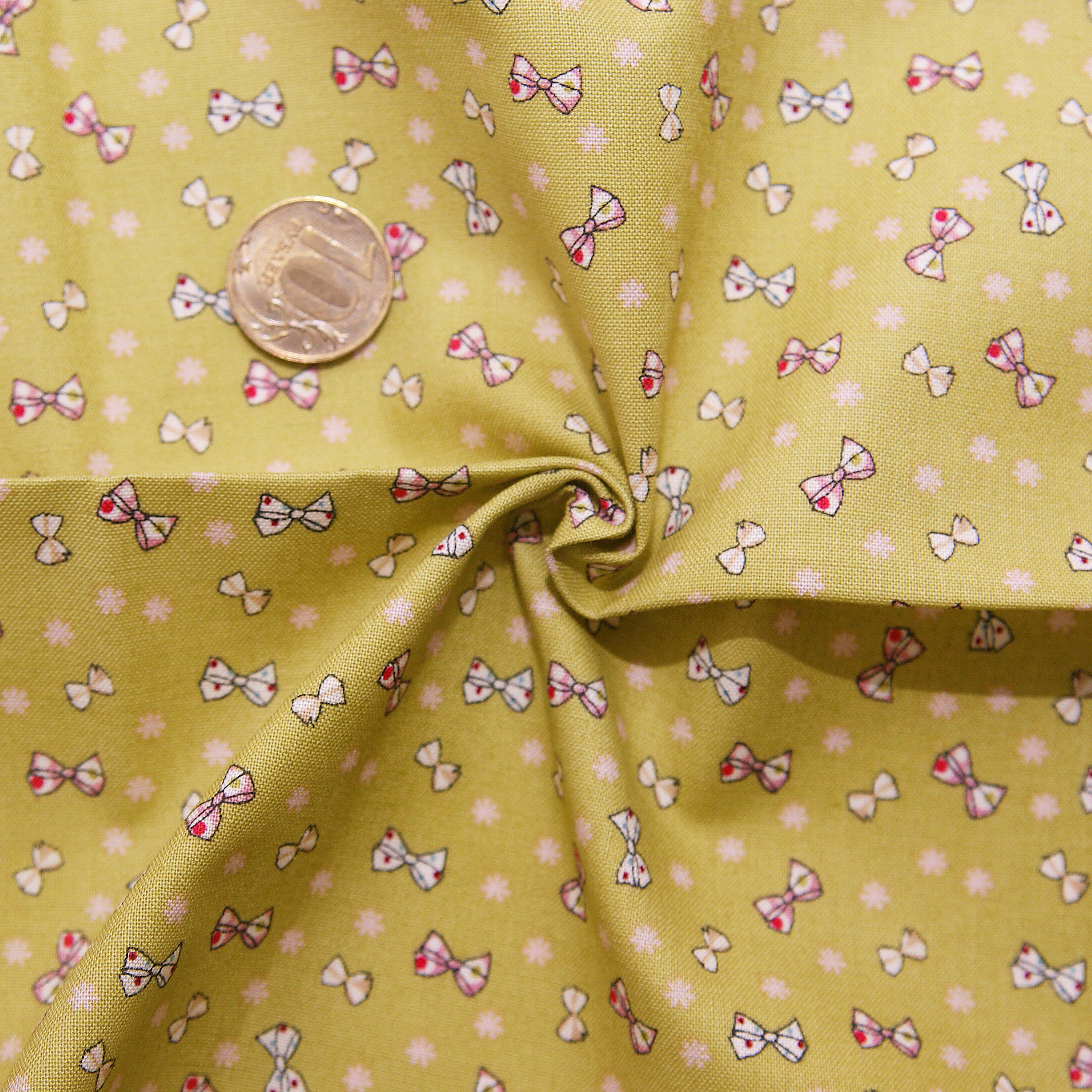 Ткань лоскутная 50 х 55 см "4507", бантики на зелёном