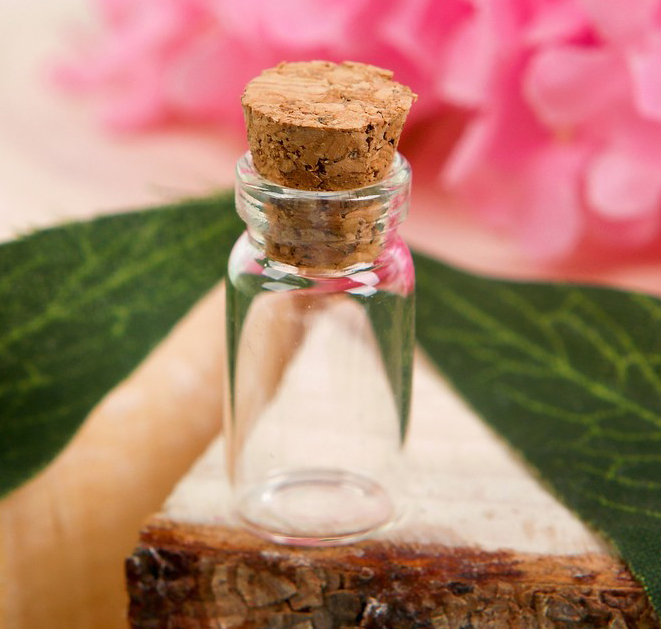 Бутылочка стеклянная с пробкой 2,5х1х1 см (749)