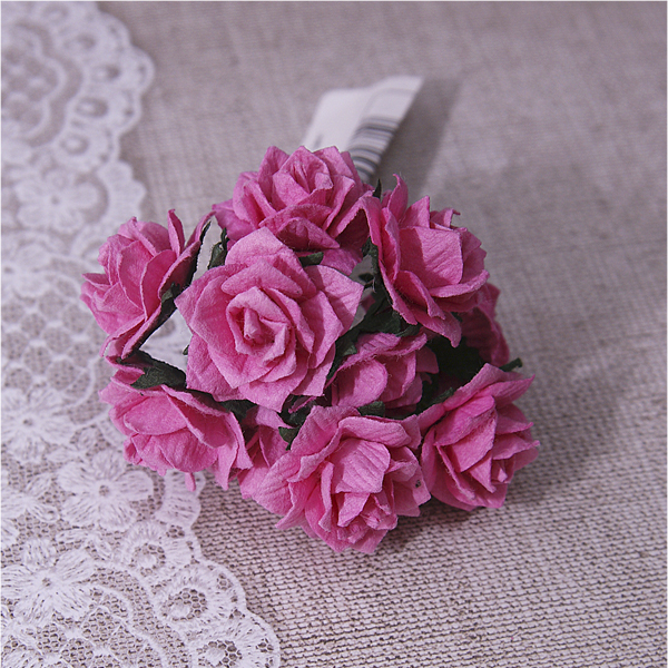 Букет роз с острыми лепестками. Цвет ярко-розовый