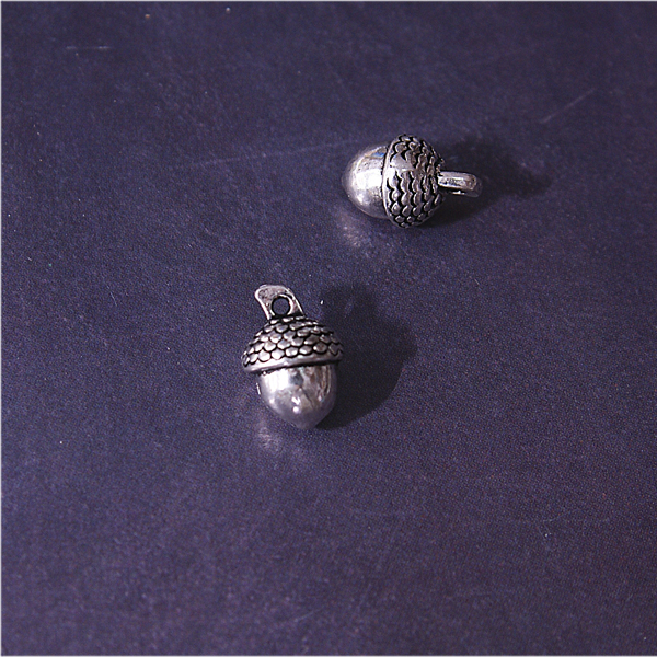 Подвеска металлическая "Жёлудь". Цвет серебряный