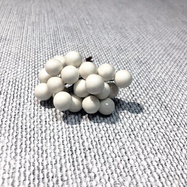 Букет с ягодками, цвет белый