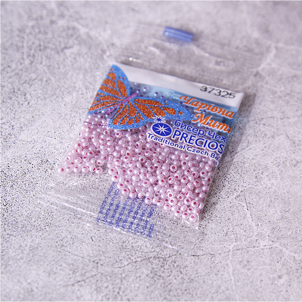 Бисер Preciosa, цвет бл. сиреневый с розовой серединкой