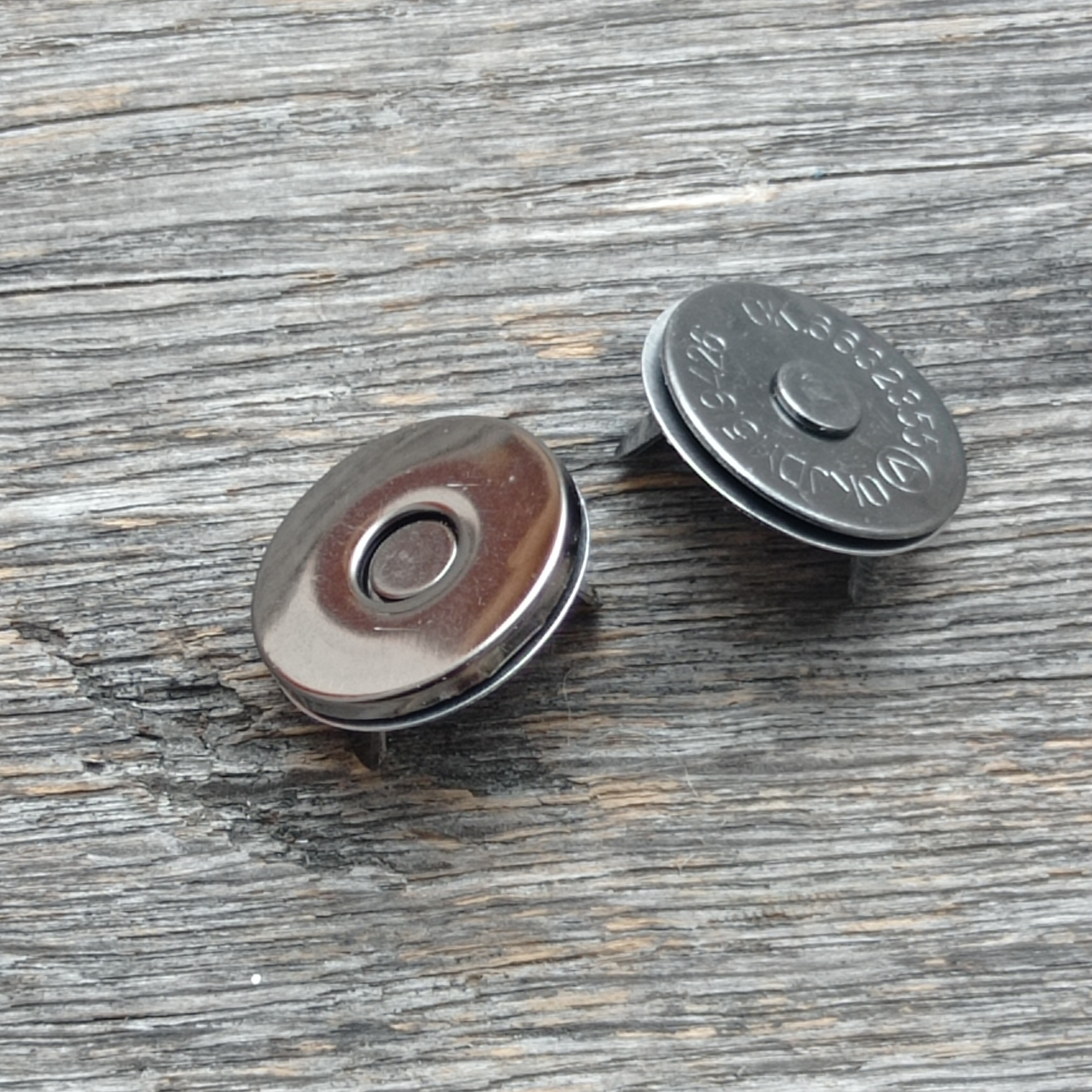 Кнопка 1,8 см магнитная для хлястиков, высота 2 мм, цвет чёрный (761)