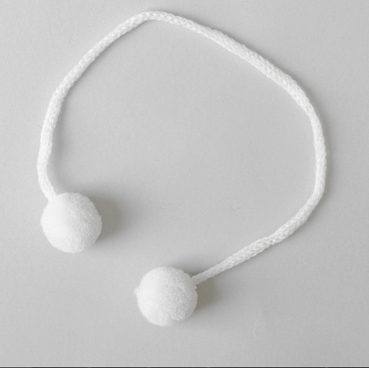 Помпошки 1,5 см на верёвочке (829)