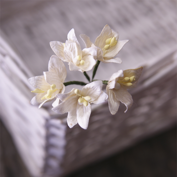 Букет маленьких лилий 2 см, цвет белый