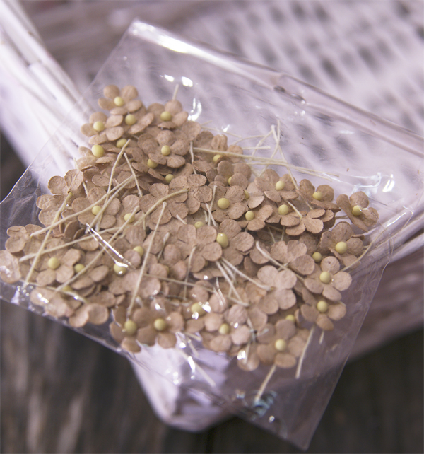 Мини-цветочки 1 см на стебельке, цвет бежевый, 100 штук