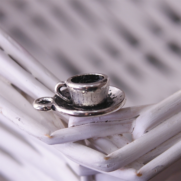 Подвеска "Чашка с блюдцем". Цвет серебряный (683)