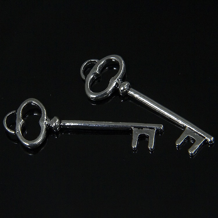 Подвеска металлическая "Ключик изящный 4 см. Цвет серебряный