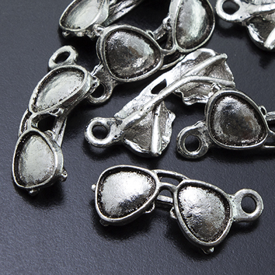 Подвеска металлическая "Солнечные очки". Цвет серебряный (31)